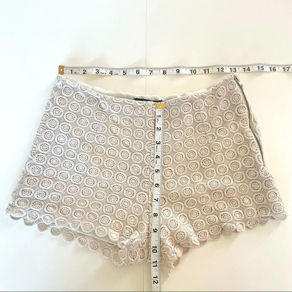 Summer Neutral Floral Eyelet Circle Lace Shorts Medium - Picture 3 of 7